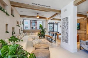 Χώρος καθιστικού στο Downtown Fort Lauderdale 1BR w WD Pool Gym MIA-12