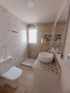 Baño blanco con aseo y lavamanos en CalafellBeach.SeaViews,New, en Calafell