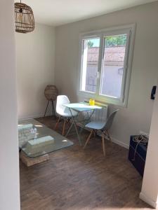 Część wypoczynkowa w obiekcie Hôtel Chez Léonie - Chez Mamie Canne