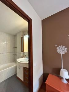 La salle de bains est pourvue d'une baignoire, d'un lavabo et d'un miroir. dans l'établissement Allotjament Sanuy a Tremp, à Tremp