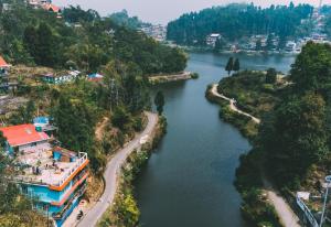 uma vista aérea de um rio numa cidade em Pradhan Homestay Mirik - Homestay beside Mirik Lake em Mirik