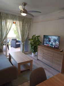 Televízia a/alebo spoločenská miestnosť v ubytovaní Apartamento Maya Relax Salou