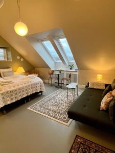 een slaapkamer met een bed, een tafel en een bank bij GaestFri Overnatning in Gjern