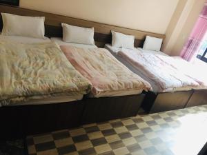 Hotel Rajdhani Visit房間的床