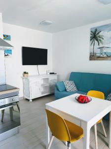 Telewizja i/lub zestaw kina domowego w obiekcie Red Hibiscus Corralejo iRent Fuerteventura