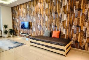 Da Men Space for 2 by Concept A Suites near Sunway Subang في سوبانغ جايا: غرفة نوم بسرير وجدار من الخشب