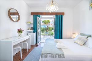 Schlafzimmer mit einem Schreibtisch und einem Bett mit einem Tisch in der Unterkunft Vivenda Aromas do Algarve in Monte Raposo