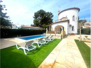 a house with a swimming pool in the yard at Pino Alto Villa Jazmin in Miami Platja