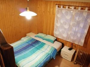 a small bedroom with a bed and a window at Le Raccard de Turin VS in Salins