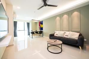 een woonkamer met een bank en een tafel bij Chill Suites Kuala Lumpur in Kuala Lumpur