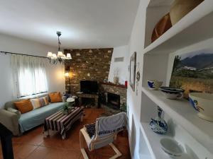 - un salon avec un canapé et une cheminée dans l'établissement Casa Rural El Chacho - Velefique, à Velefique