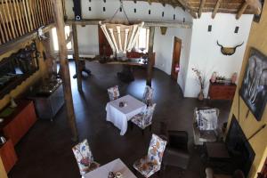 vistas panorámicas a una sala de estar con mesa y sillas en Ndlovu Lodge en Pretoria