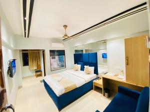 um quarto com uma cama grande e uma casa de banho em Hotel Vashi Inn em Navi Mumbai