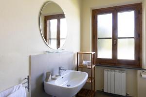 een badkamer met een wastafel en een spiegel bij Tenuta Lamborghini Golf & Resort in Panicale