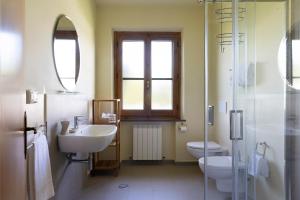 W łazience znajduje się umywalka, toaleta i prysznic. w obiekcie Tenuta Lamborghini Golf & Resort w mieście Panicale