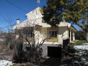una casa blanca con un garaje delante en Casa Peña Sierra de Francia, en Aldeanueva de la Sierra