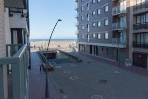 desde el balcón de un edificio con vistas a la playa en Oostduinkerke Res Henri IV, en Oostduinkerke