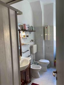 een badkamer met een wit toilet en een wastafel bij Maria luisa house in Rome
