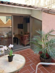 a patio with a table and chairs and a patio with sliding glass doors at SF Apartamento céntrico con terraza in Terrassa