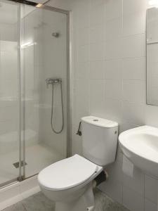 a bathroom with a toilet and a shower and a sink at SF Apartamento céntrico con terraza in Terrassa