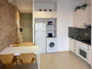a kitchen with a white refrigerator and a washing machine at SF Apartamento céntrico con terraza in Terrassa