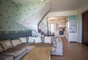 吉雄的住宿－Malvazios Villas #4，带沙发和楼梯的客厅