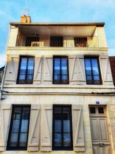 een hoog gebouw met ramen aan de zijkant bij LARBRENVILLE Gîtes citadins en centre-ville historique in La Charité-sur-Loire