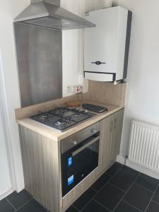 a kitchen with a stove top oven in a kitchen at Wilton - Perfect Home for Contractors Private Large Drive in Newcastle upon Tyne