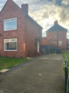 una casa de ladrillo con una entrada delante de ella en Wilton - Perfect Home for Contractors Private Large Drive en Newcastle
