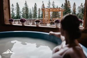 a bride in a hot tub at a wedding at Bukowiańska Ostoja in Bukowina Tatrzańska