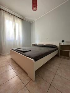 A bed or beds in a room at Lixouri Center Apartment Még 14 kép