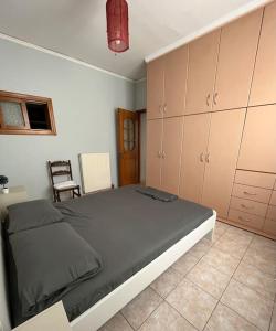Postel nebo postele na pokoji v ubytování Lixouri Center Apartment