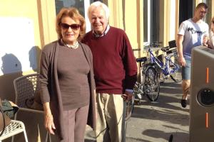 een oudere man en vrouw die over een stoep lopen bij Il Melo in Castellina in Chianti