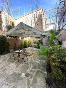 d'une terrasse avec une table et un parasol blanc. dans l'établissement Modern City Center Appartment Saripolou, à Limassol
