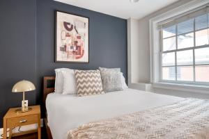 - une chambre avec un lit blanc et une fenêtre dans l'établissement Downtown 1BR w WD in-unit nr TD Garden BOS-212, à Boston