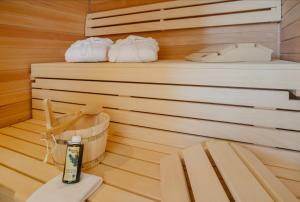 uma sauna com duas camas e um banco em Weinberg Chalets em Malsch