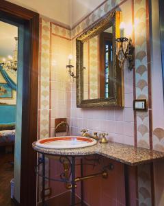 Torre de Salis في Gussago: حمام مع حوض ومرآة