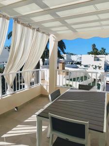 Balkon lub taras w obiekcie Red Hibiscus Corralejo iRent Fuerteventura
