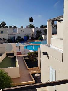 Basen w obiekcie Red Hibiscus Corralejo iRent Fuerteventura lub w pobliżu