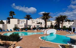 Basen w obiekcie Red Hibiscus Corralejo iRent Fuerteventura lub w pobliżu