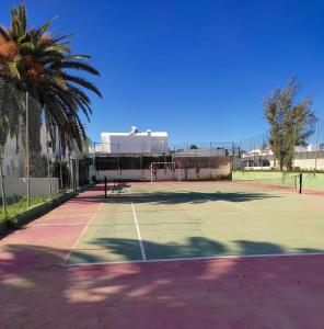 Tenis lub squash w obiekcie Red Hibiscus Corralejo iRent Fuerteventura lub w pobliżu