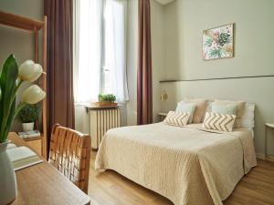 1 dormitorio con cama, mesa y ventana en B&B My Way, en Florencia