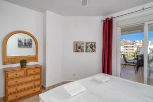 Posteľ alebo postele v izbe v ubytovaní Calahonda park apartment with pool by Costarentals - Ref 91 + 24 fotografií