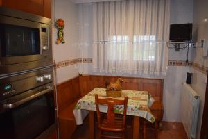 une petite cuisine avec une table et un four micro-ondes dans l'établissement Casa Villa Mey, à Candás