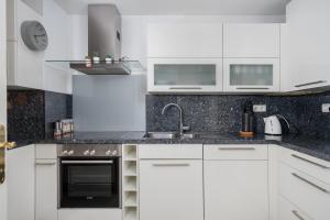 Biała kuchnia z białymi szafkami i zlewem w obiekcie El Porton bright apartment in Calahonda by Costarentals - Ref 95 w mieście Sitio de Calahonda +21 zdjęć