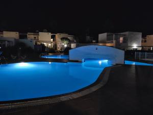Basen w obiekcie Red Hibiscus Corralejo iRent Fuerteventura lub w pobliżu