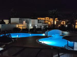 Basen w obiekcie Red Hibiscus Corralejo iRent Fuerteventura lub w pobliżu