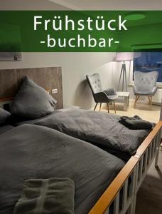 ein Himmelbett in einem Schlafzimmer in der Unterkunft Pension am Schrotturm Tangermünde in Tangermünde