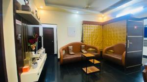 een woonkamer met een bank en een spiegel bij Lotus-Explore Kerala 365 in Trivandrum