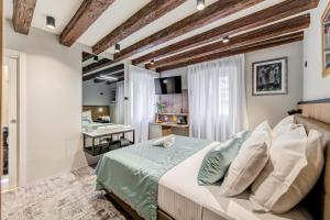 ein Schlafzimmer mit einem Bett und einem Schreibtisch in einem Zimmer in der Unterkunft Makarun Heritage Rooms in Split